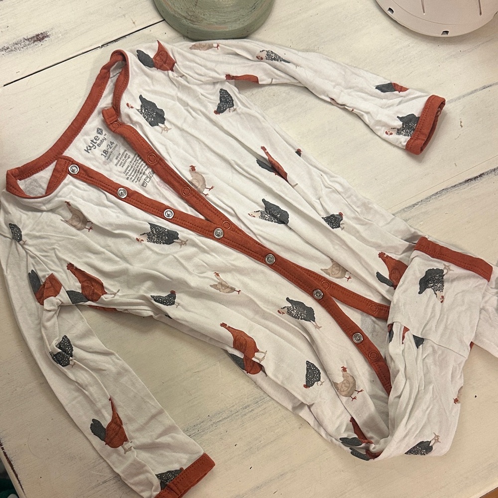 KYTE Pajamas with Chicken Print - White and Red